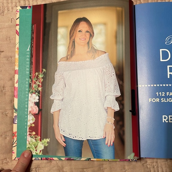 The Pioneer Woman Cooks cookbook “Dinner’s Ready” by Ree Drummond. Like new - Picture 6 of 7